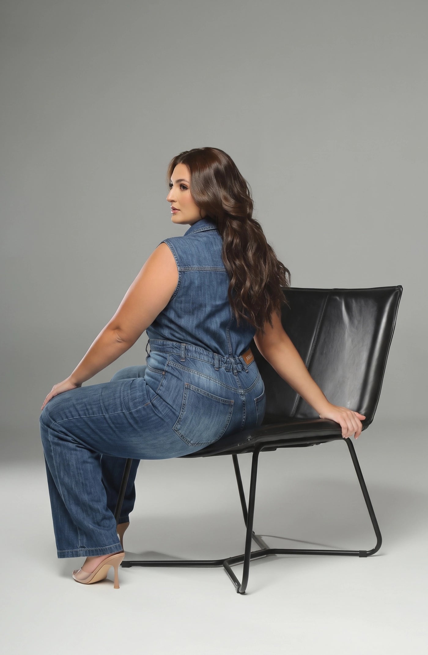 Macacão Jeans Plus Size Cintura Alta Marcada Azul Médio