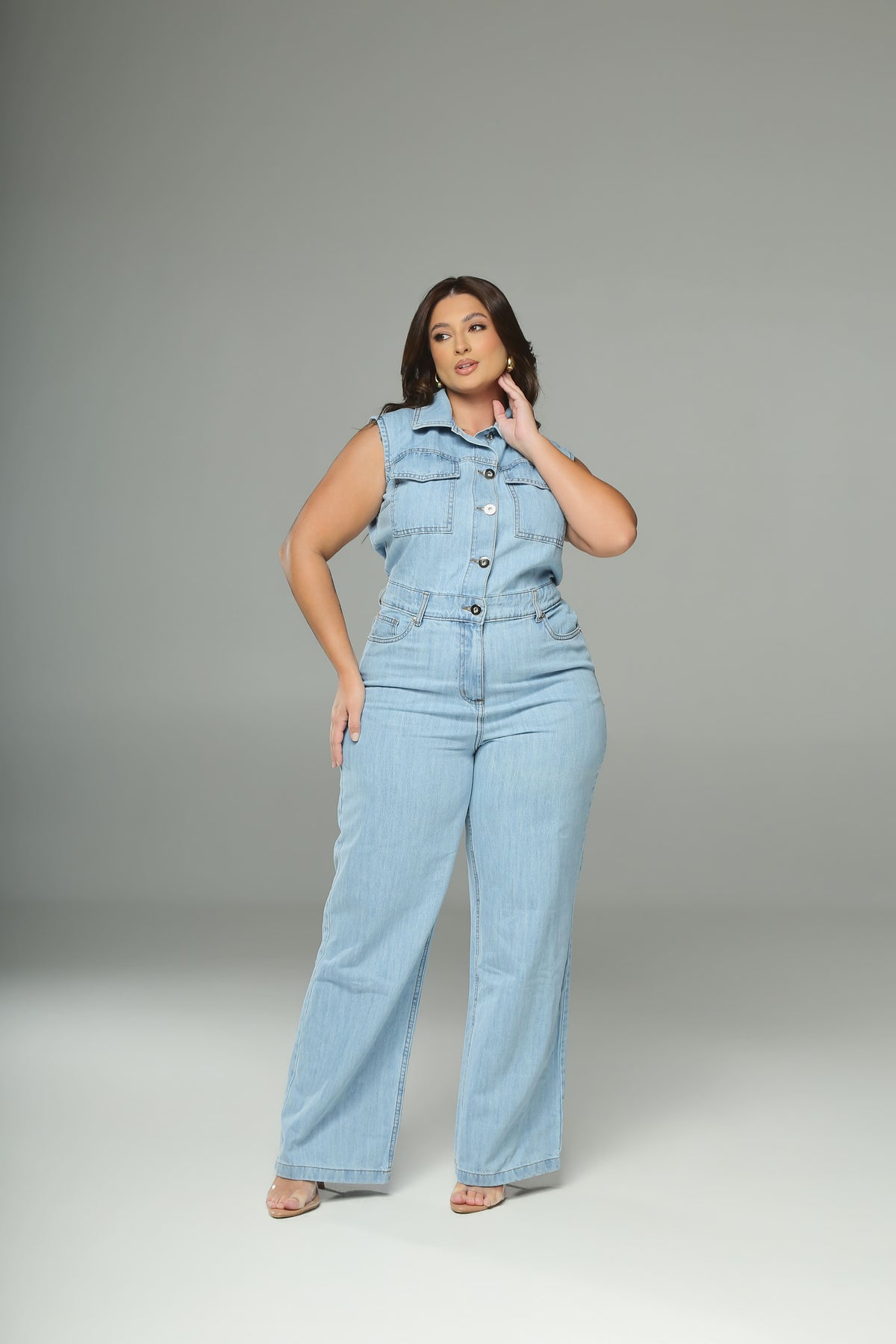 Macacão Jeans Plus Size Cintura Alta Marcada Azul Claro