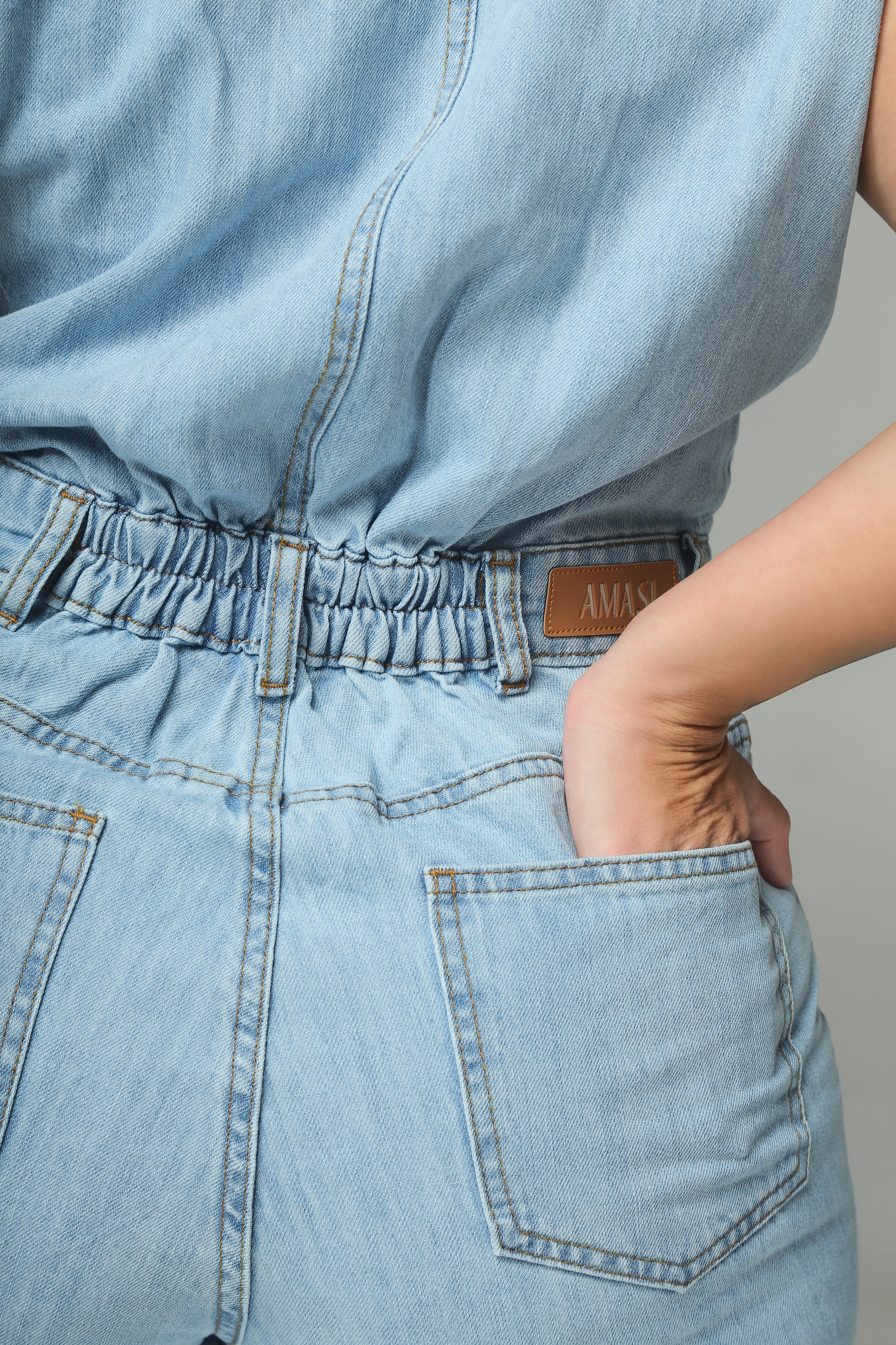 Macacão Jeans Plus Size Cintura Alta Marcada Azul Claro