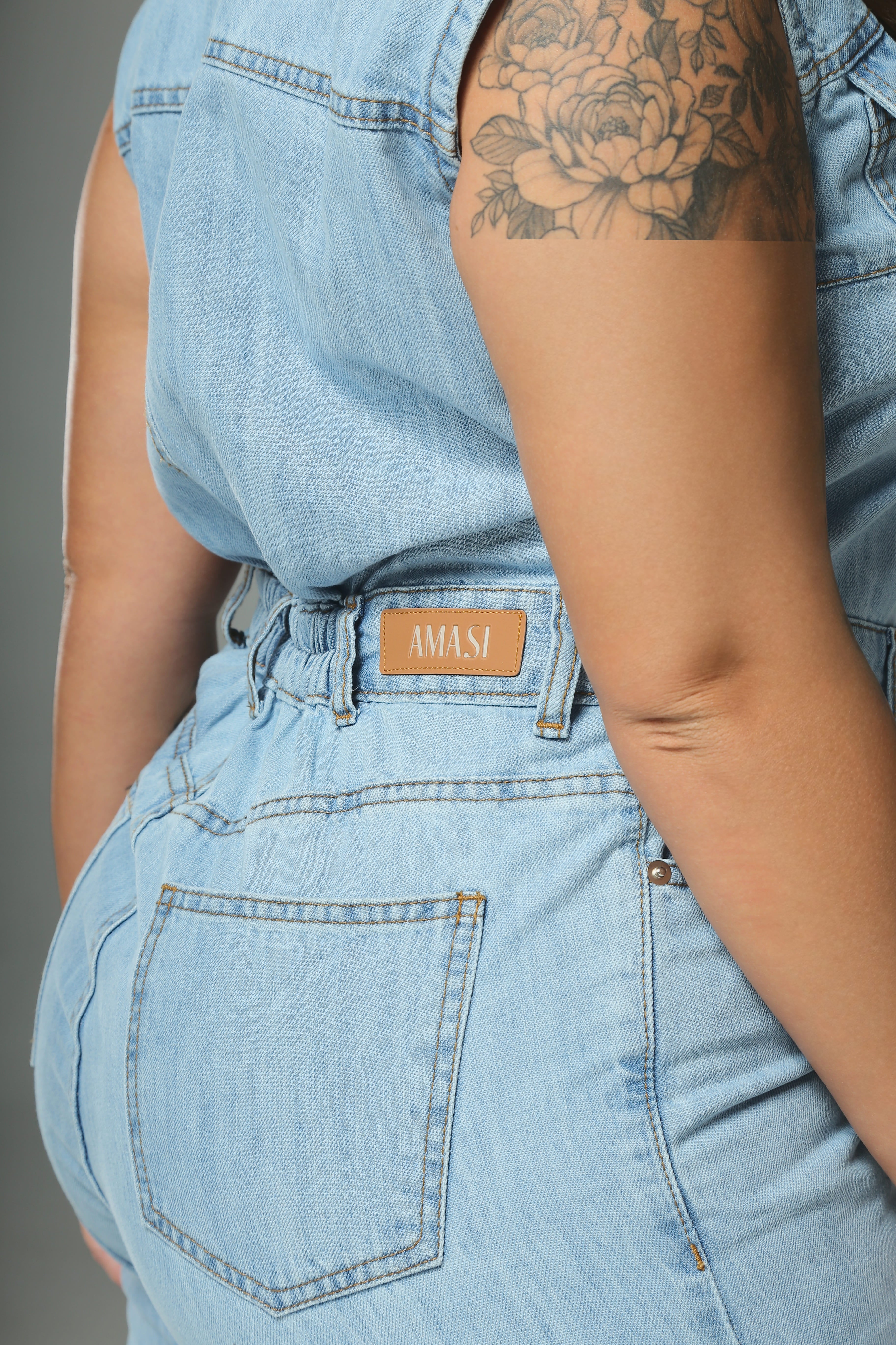 Macacão Jeans Plus Size Cintura Alta Marcada Azul Claro