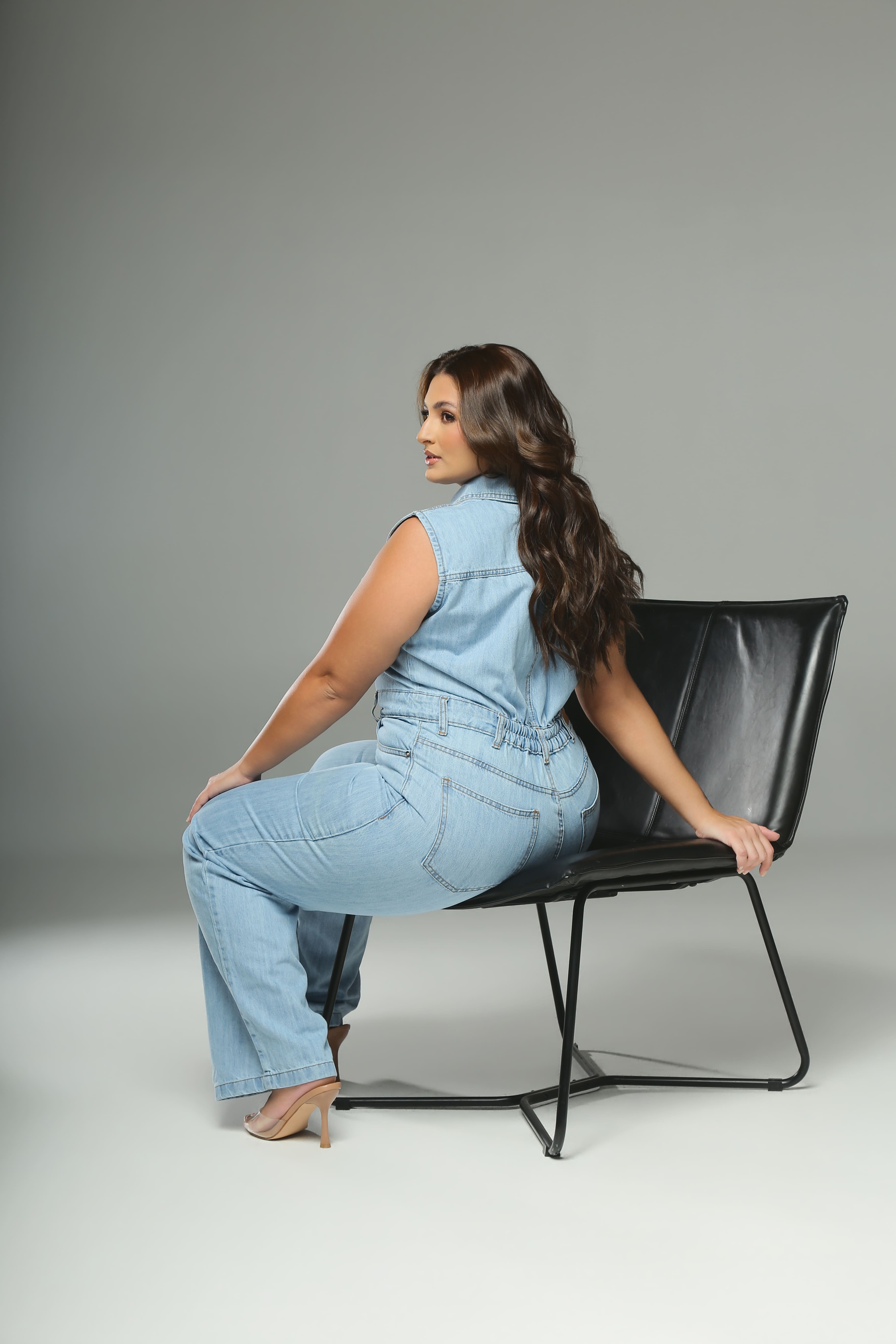 Macacão Jeans Plus Size Cintura Alta Marcada Azul Claro