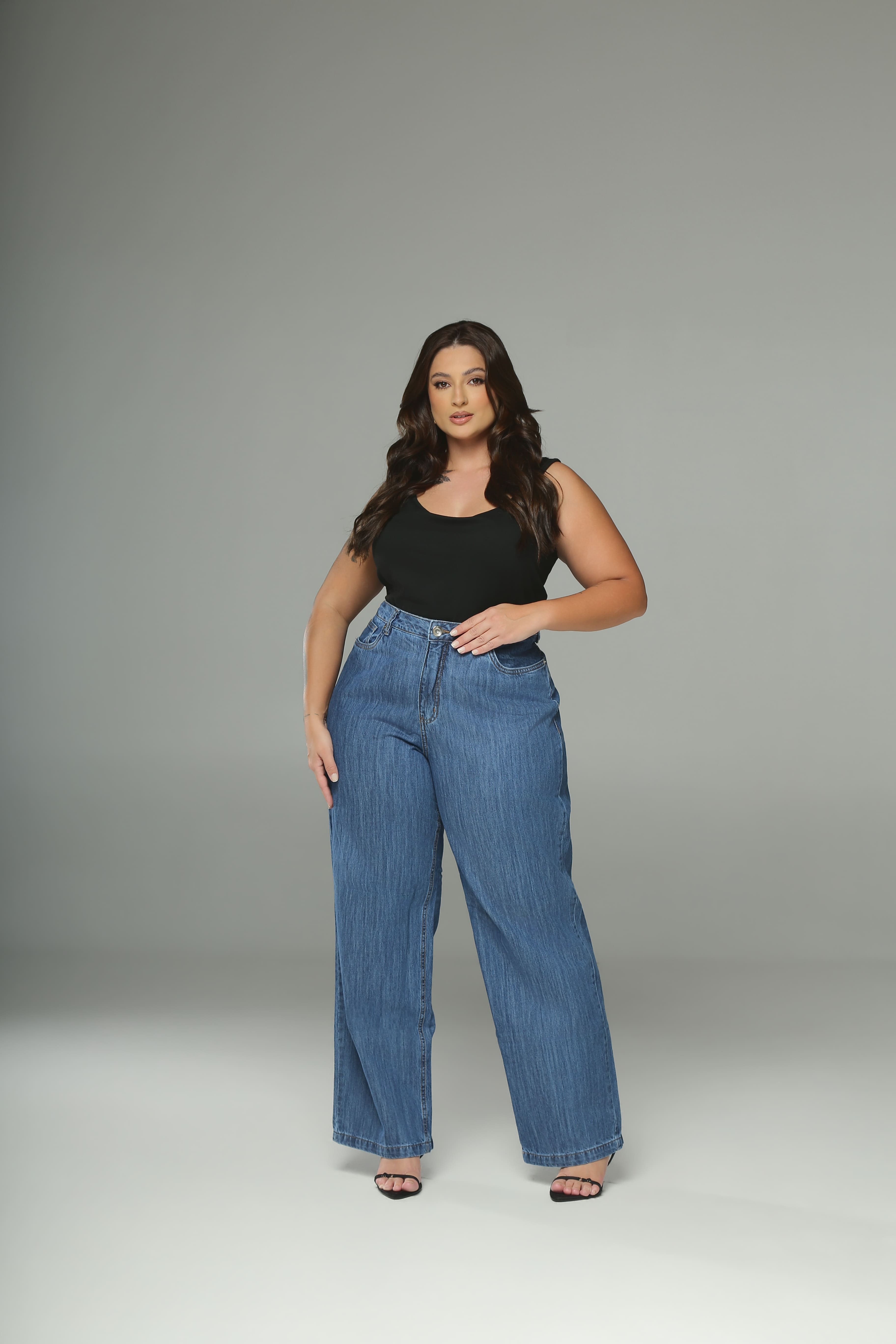 Calça Jeans Plus Size Reta Cintura Alta Azul Médio