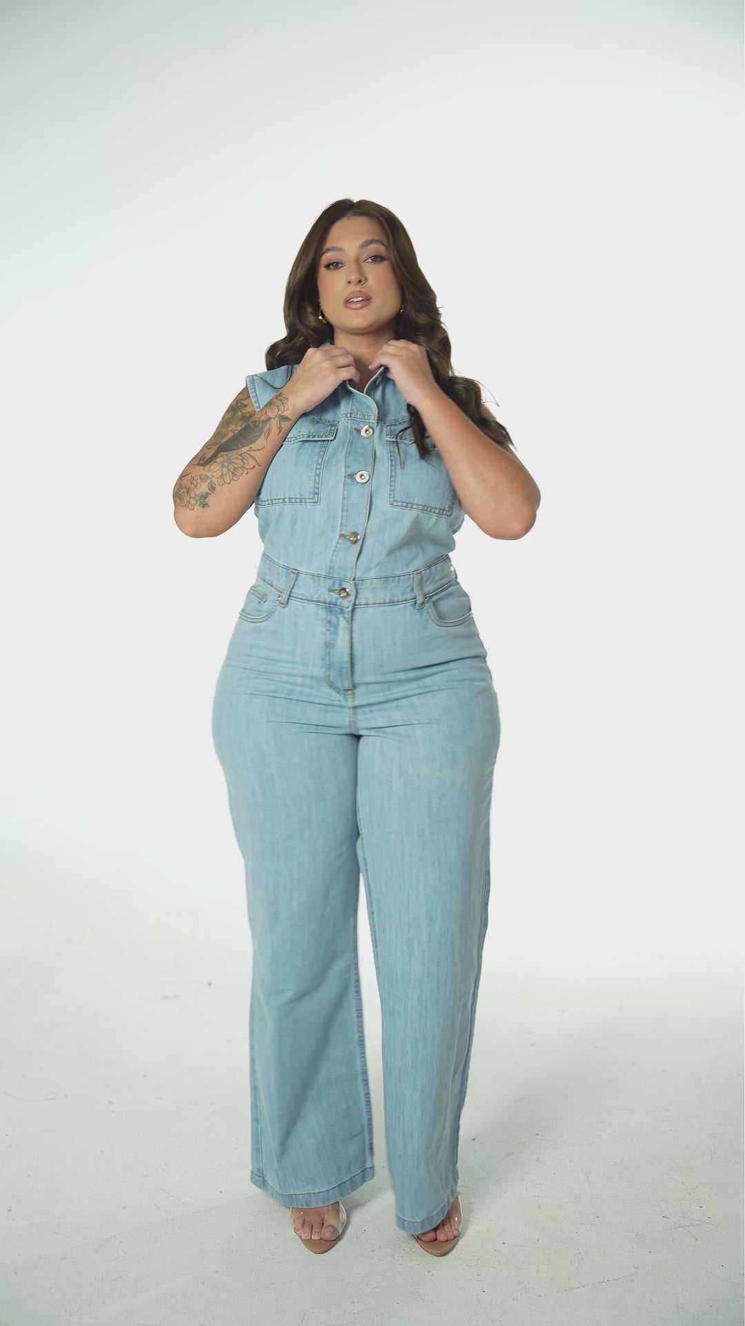 Macacão Jeans Plus Size Cintura Alta Marcada Azul Claro